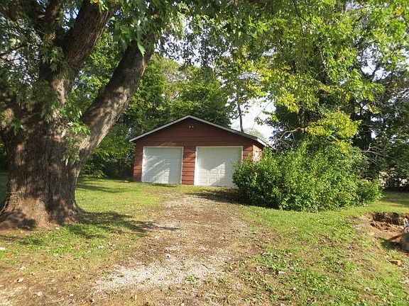 5th image of 127 Lyons Dr
