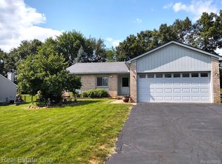 60506 Lamplighter Dr, New Hudson, MI