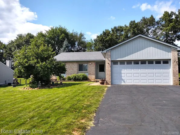 60506 Lamplighter Dr, New Hudson, MI 48165