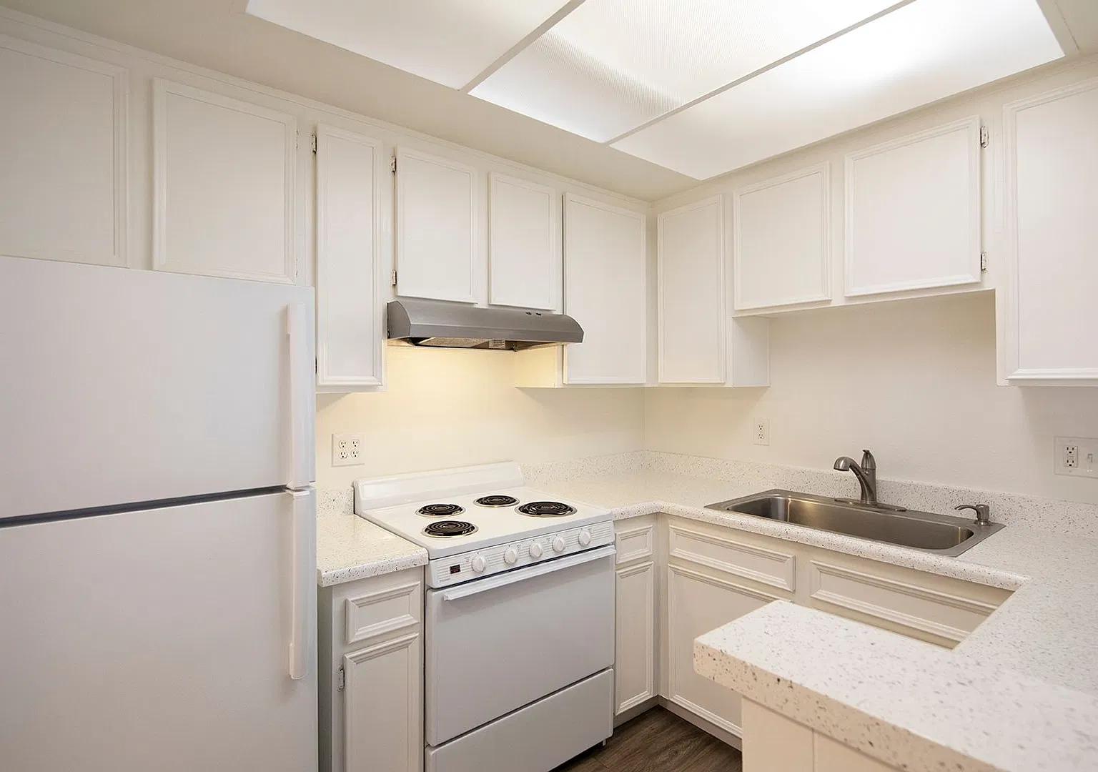 Stephanie Apartments — Photo 2