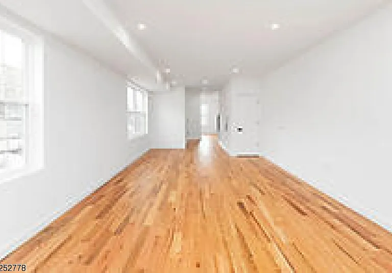 125 Broughton Ave #1 — Photo 4
