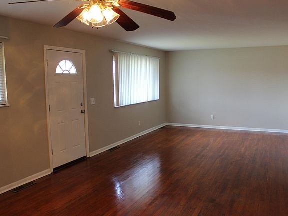 Living Room / Dining Room Pic 2