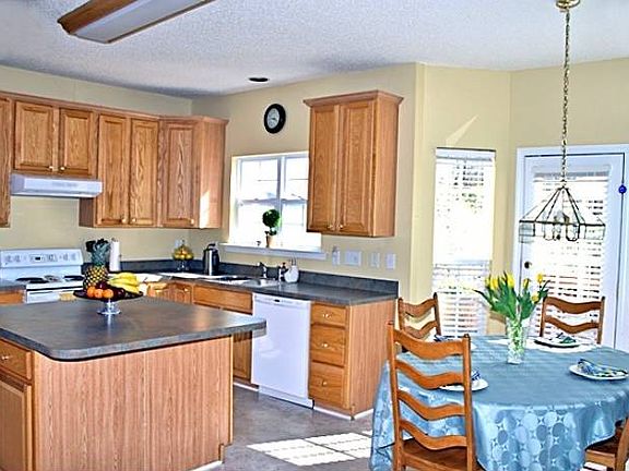 Sunny kitchen & breakfast