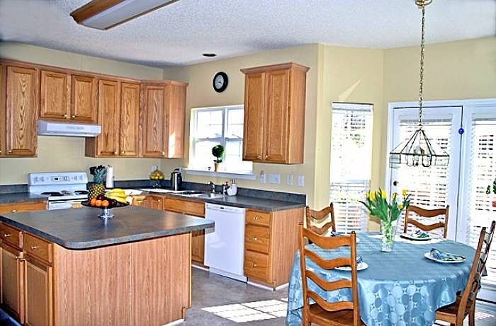 Sunny kitchen & breakfast