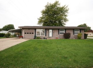3975 N Cambridge Dr, Decatur, IL 62526