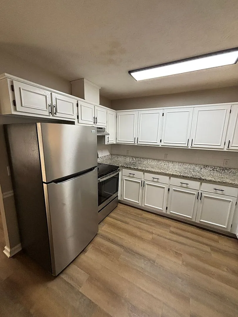 Spacious 3 Bedroom Home With Fenced Backyard — Photo 4