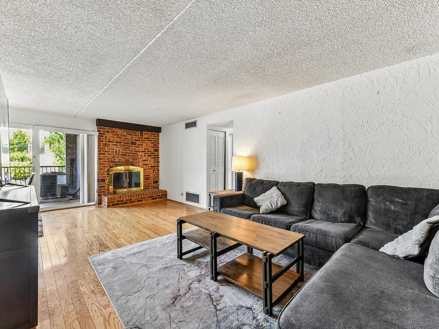 2 bed, 864 sqft, $1,900 — Photo 2