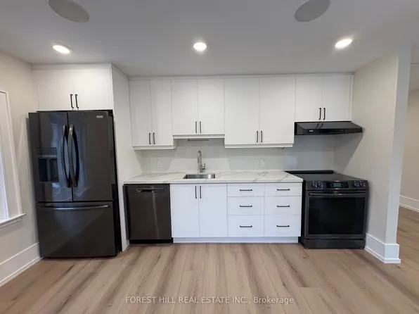 13 Thomas St Floor 2, Mississauga, ON L5M 1Y4