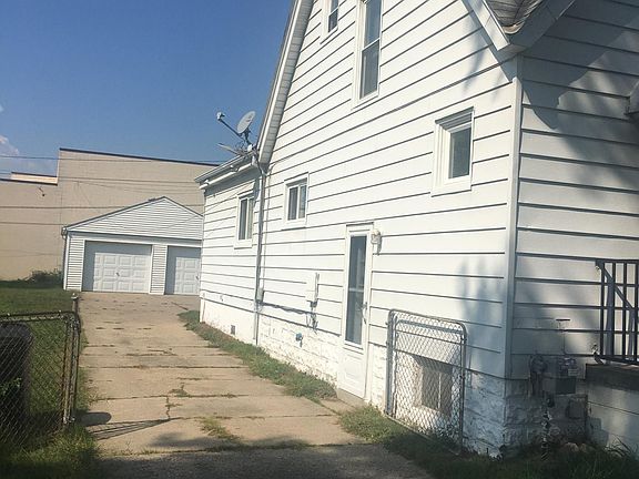Side driveway, 2 car clean dry garage