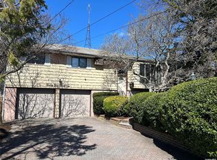 2524 Oak Ct, Seaford, NY 11783