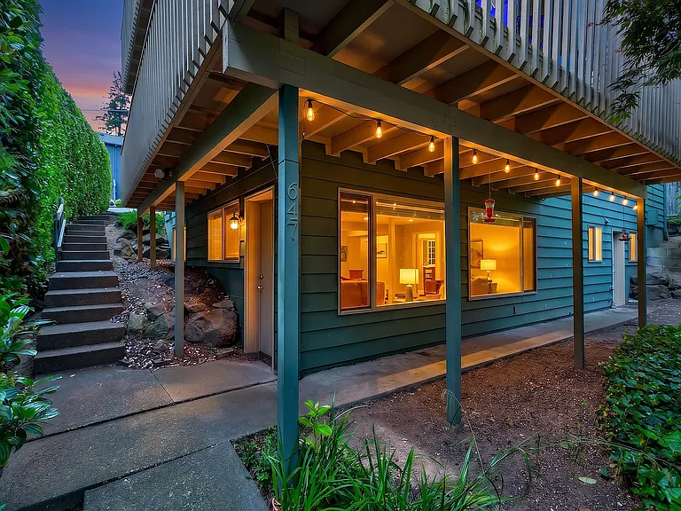 This large 1,000-square-foot triplex apartment lives like a house.