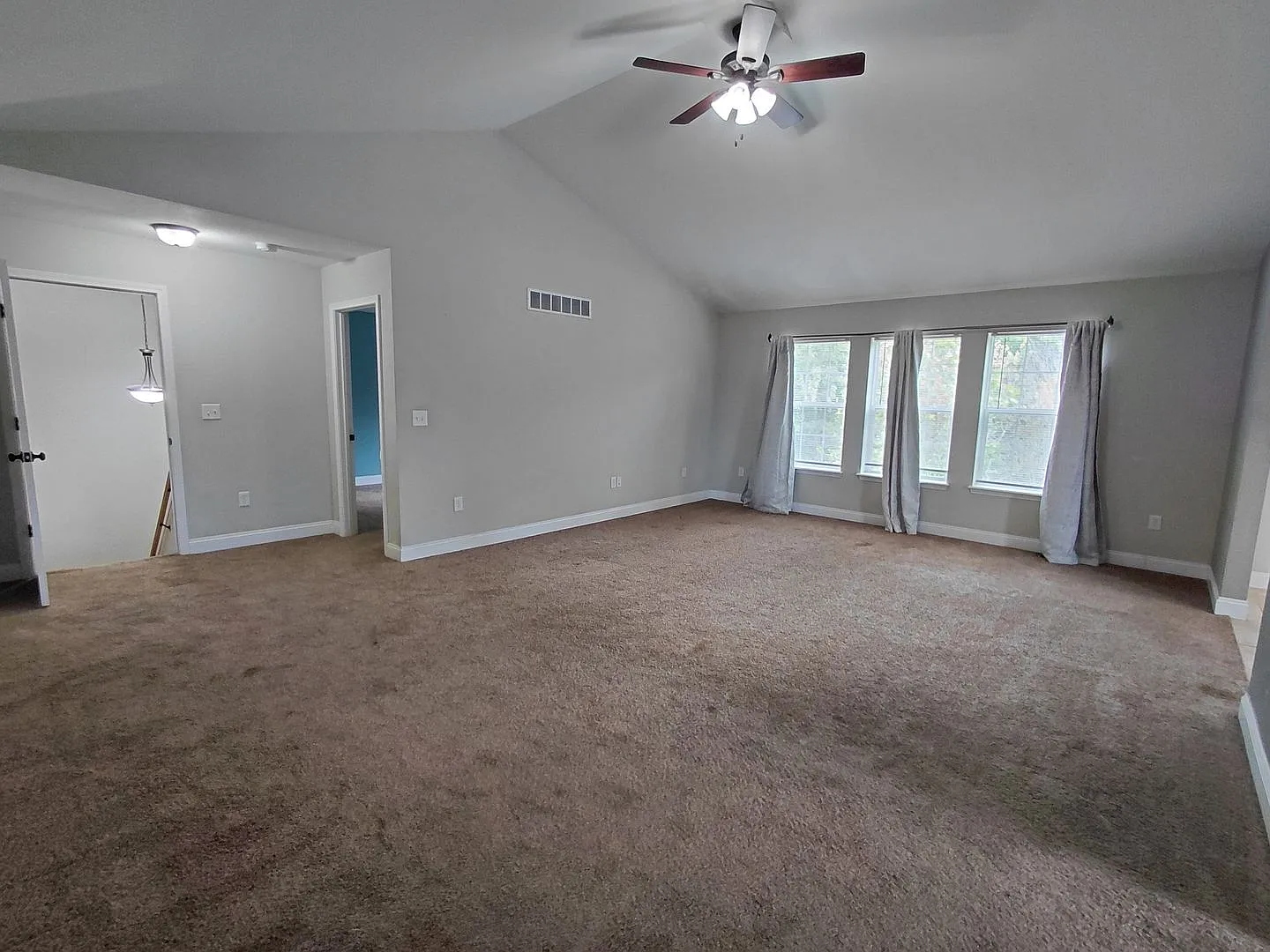 Spacious home — Photo 2