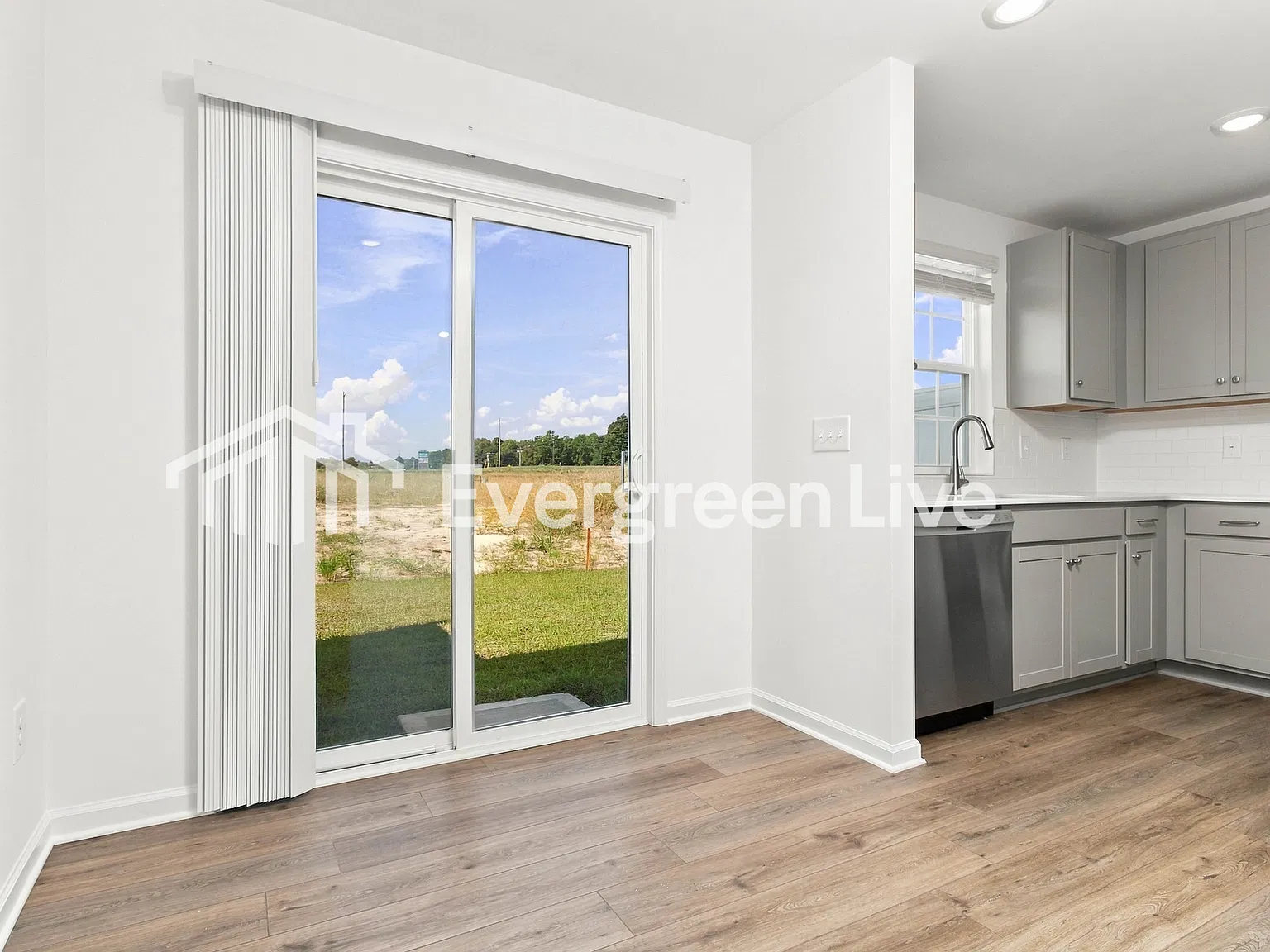 3 bed, 2.5 bath, 1346 sqft, $1,700 — Photo 2