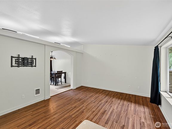 3rd image of 744 Summerset Way