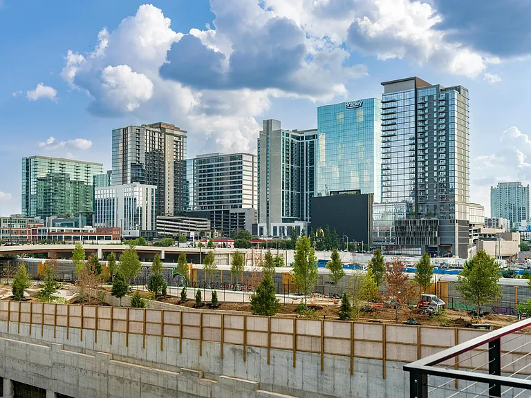 Enjoy views of the city skyline from your vantage point at Modera McGavock, perfectly positioned in the heart of Nashville Yards.