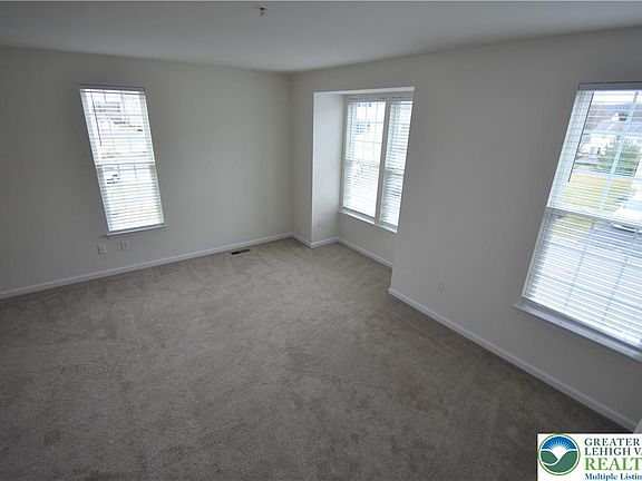 3rd image of 12 Yellow Rose Ln