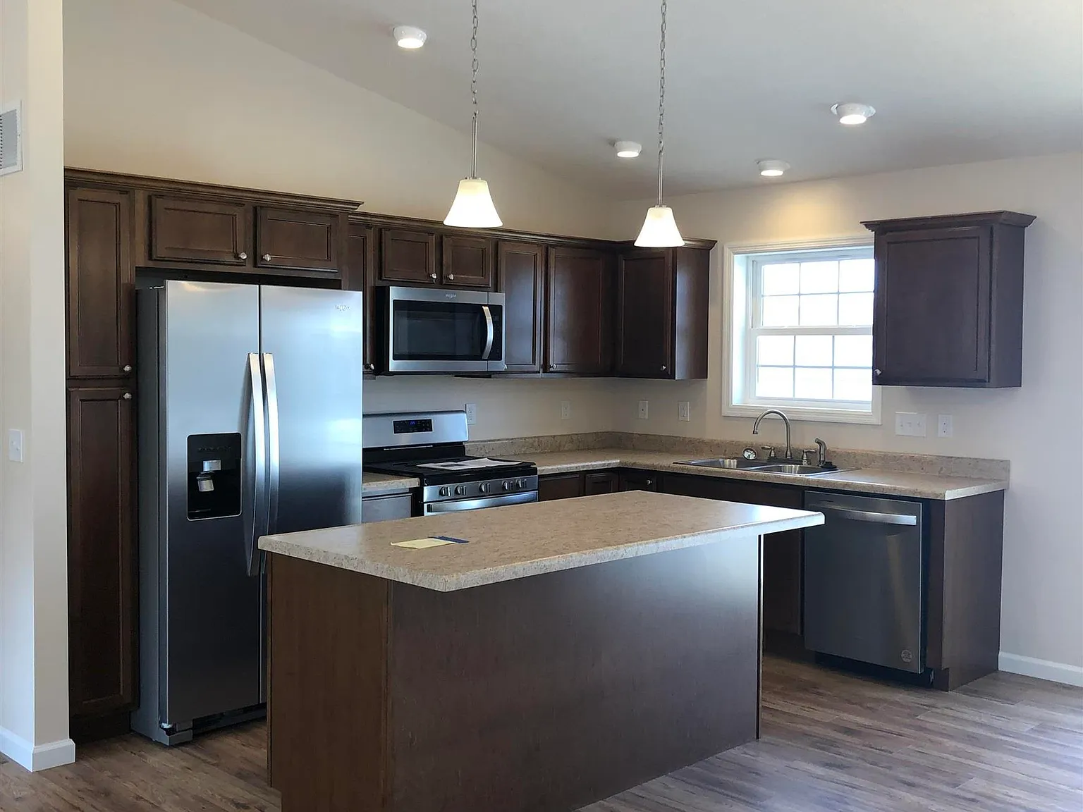 4 bed, 3.0 bath, $2,550 — Photo 3