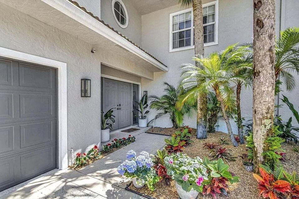 4 bed, 4.0 bath, 2401 sqft, $16,000 — Photo 2