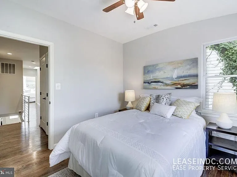 2129 4th St NE — Photo 15