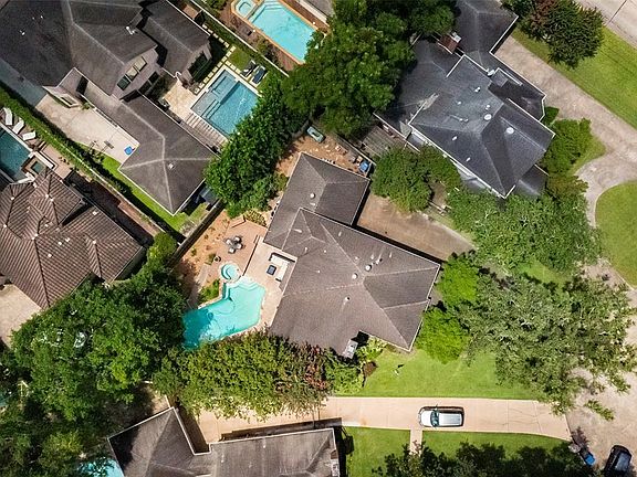 This home is located on a cul de sac lot