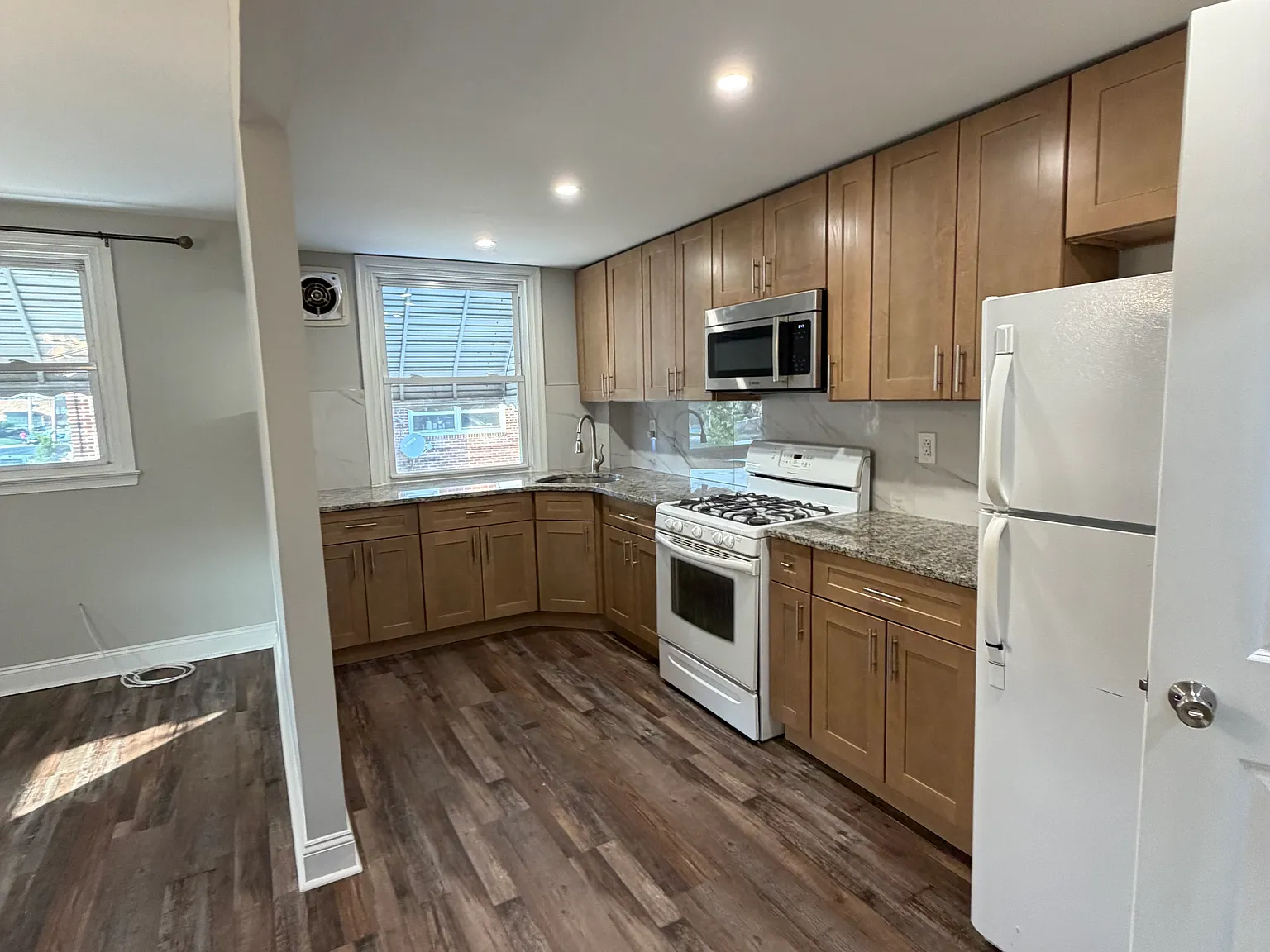 3 bed, 1.5 bath, 1310 sqft, $2,000 — Photo 3