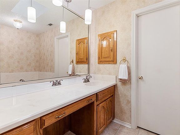 4th image of 206 N Royal Oak Dr