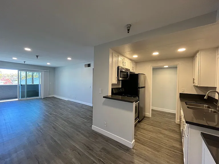 110 S Sweetzer Ave — Photo 49
