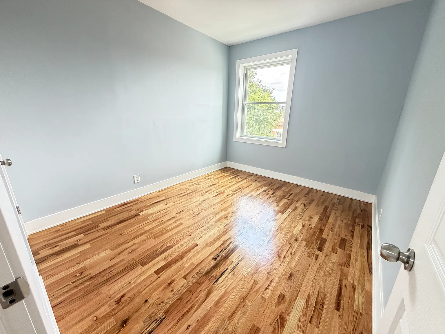 3 bed, 1100 sqft, $1,900 — Photo 2