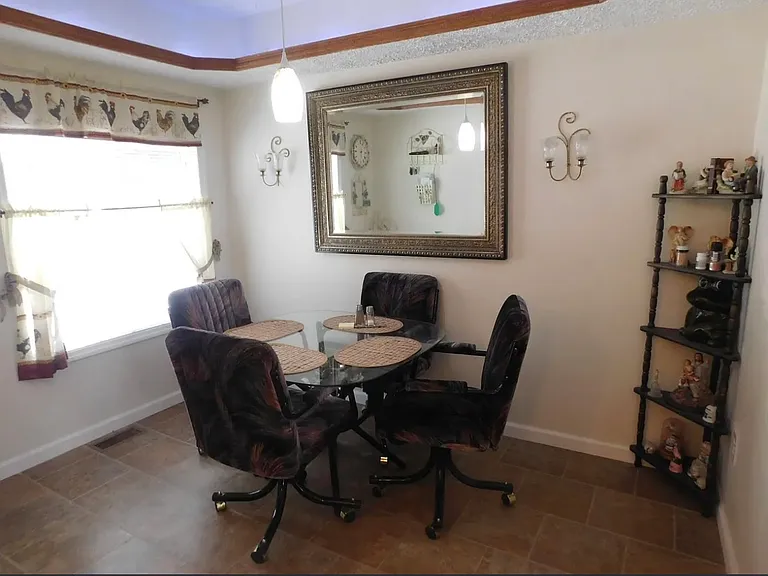 642 Jackson Ave — Photo 8