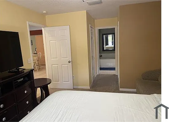 562 SE Walters Ter — Photo 7