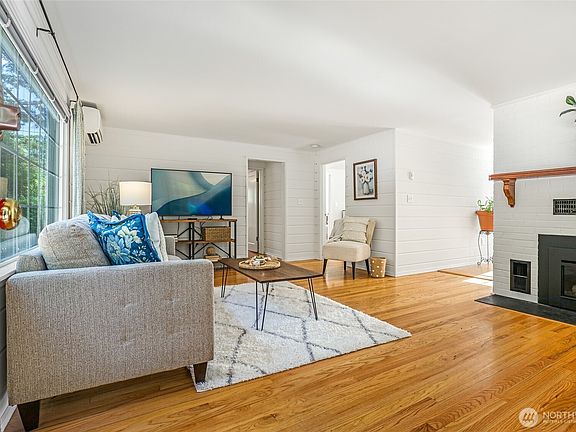3rd image of 18005 Fremont Avenue N