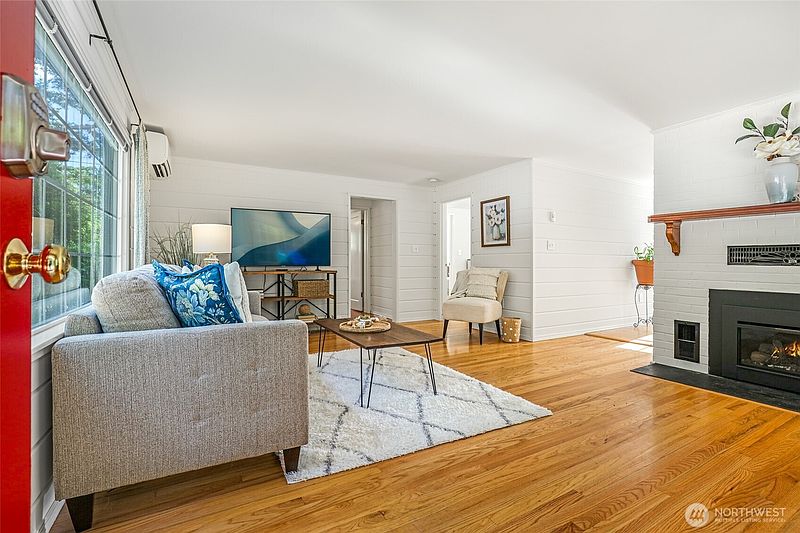 3rd image of 18005 Fremont Avenue N