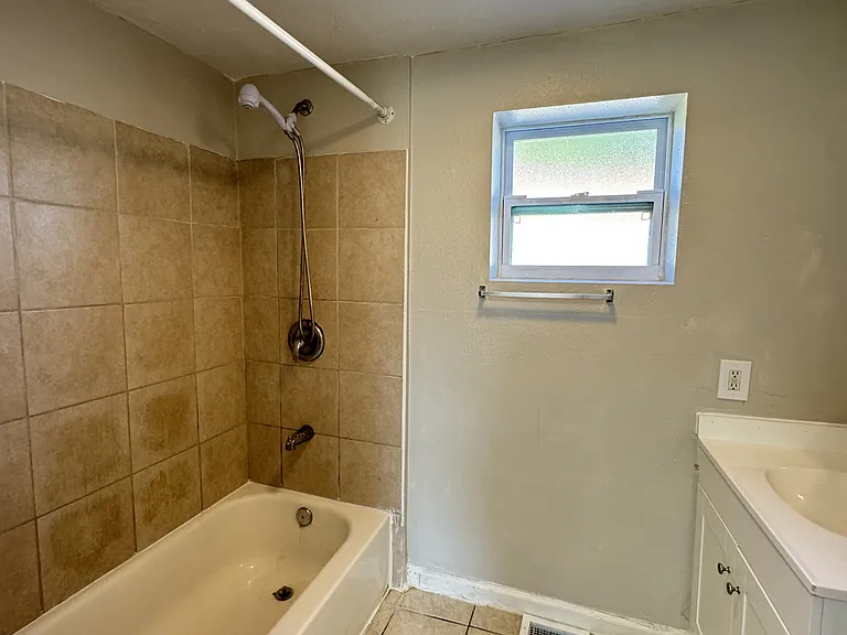 4262 Greenwood Ave — Photo 7