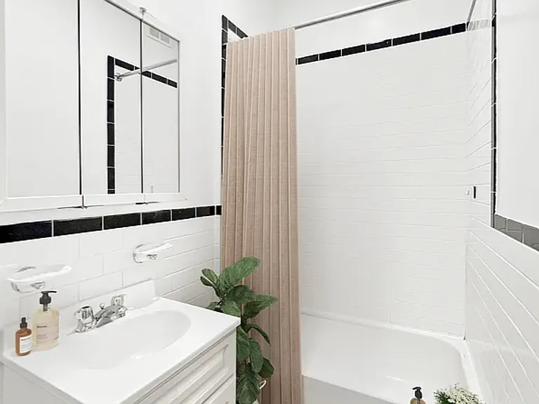 139 E 13th St #5A — Photo 8