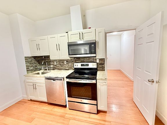 3rd image of 1030 Wood St #4