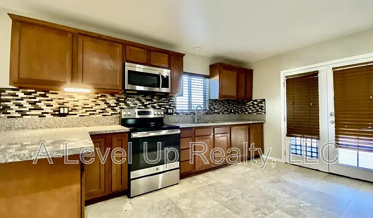 231 W 28th St — Photo 8