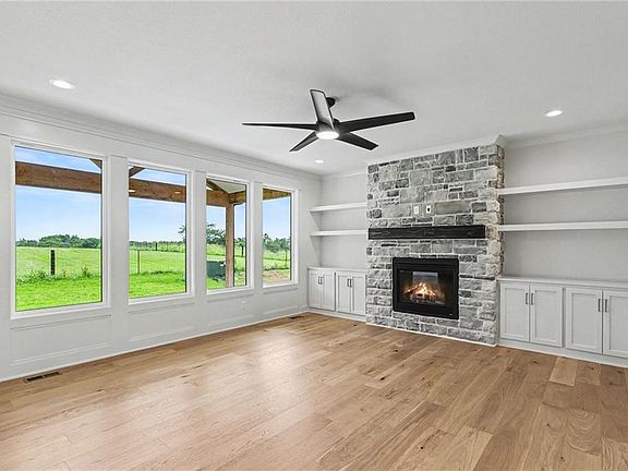 5th image of 18425 Long St