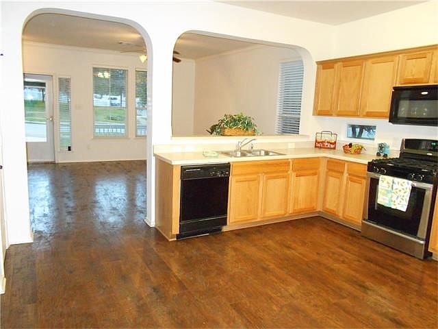 1st image of 907 Peyton Pl