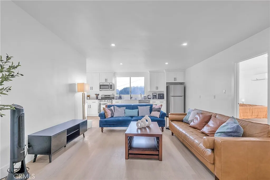 5 bed, 1600 sqft, $5,500 — Photo 1