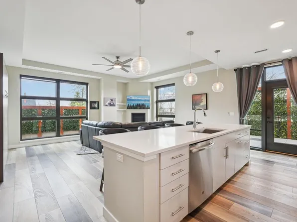 215 East Pleasant STREET #212, Oconomowoc, WI 53066