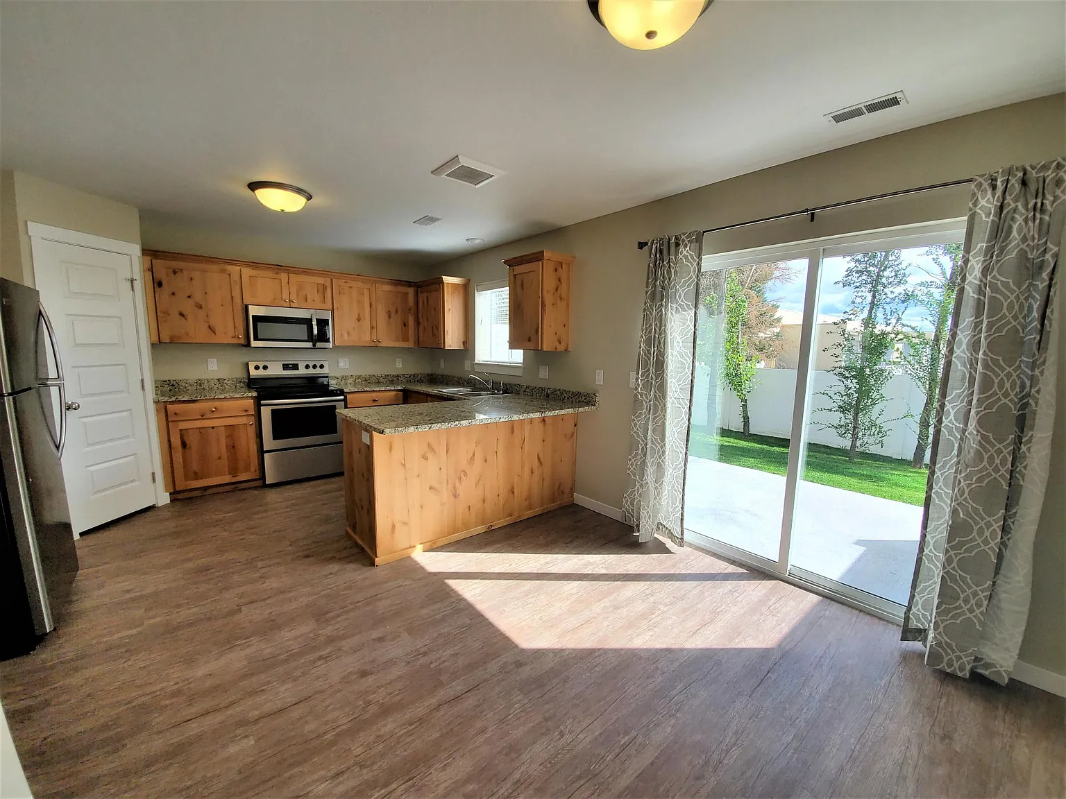 3 bed, 2.5 bath, 1600 sqft, $1,650 — Photo 2