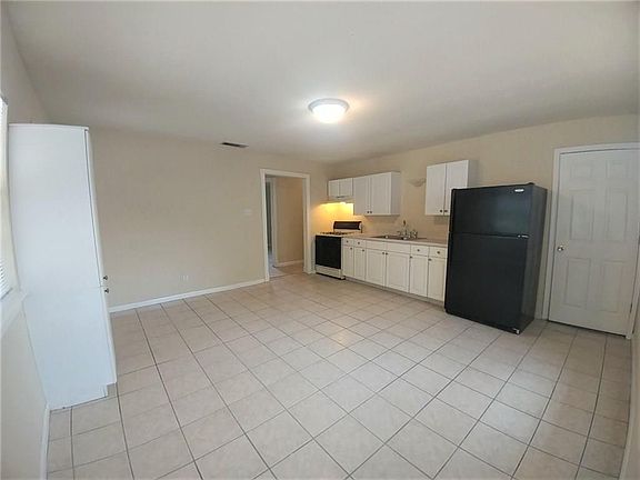 3rd image of 2609 Moore Ave