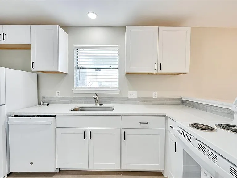 6400 Auburn Dr #B — Photo 7
