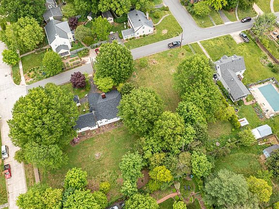 3rd image of 1602 Parkland Dr