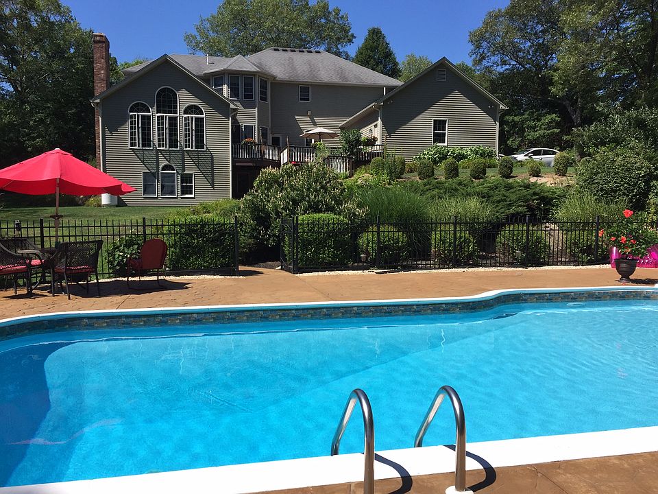 1st image of 10 Westfield Dr