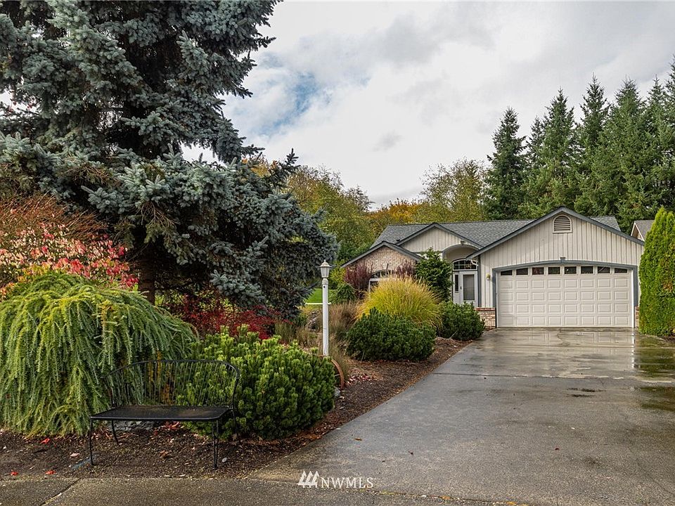 1-owner home, lovingly maintained, in the Chateau Woods community. 
