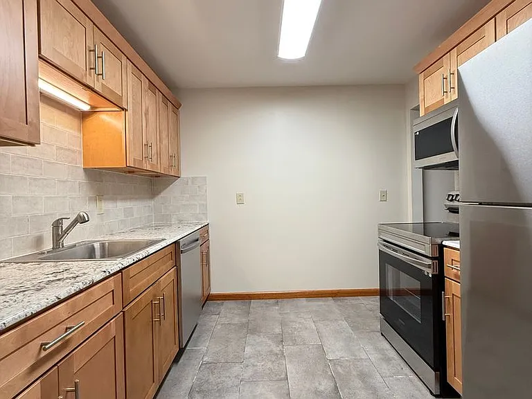 Embassy Square Apartments — Photo 39