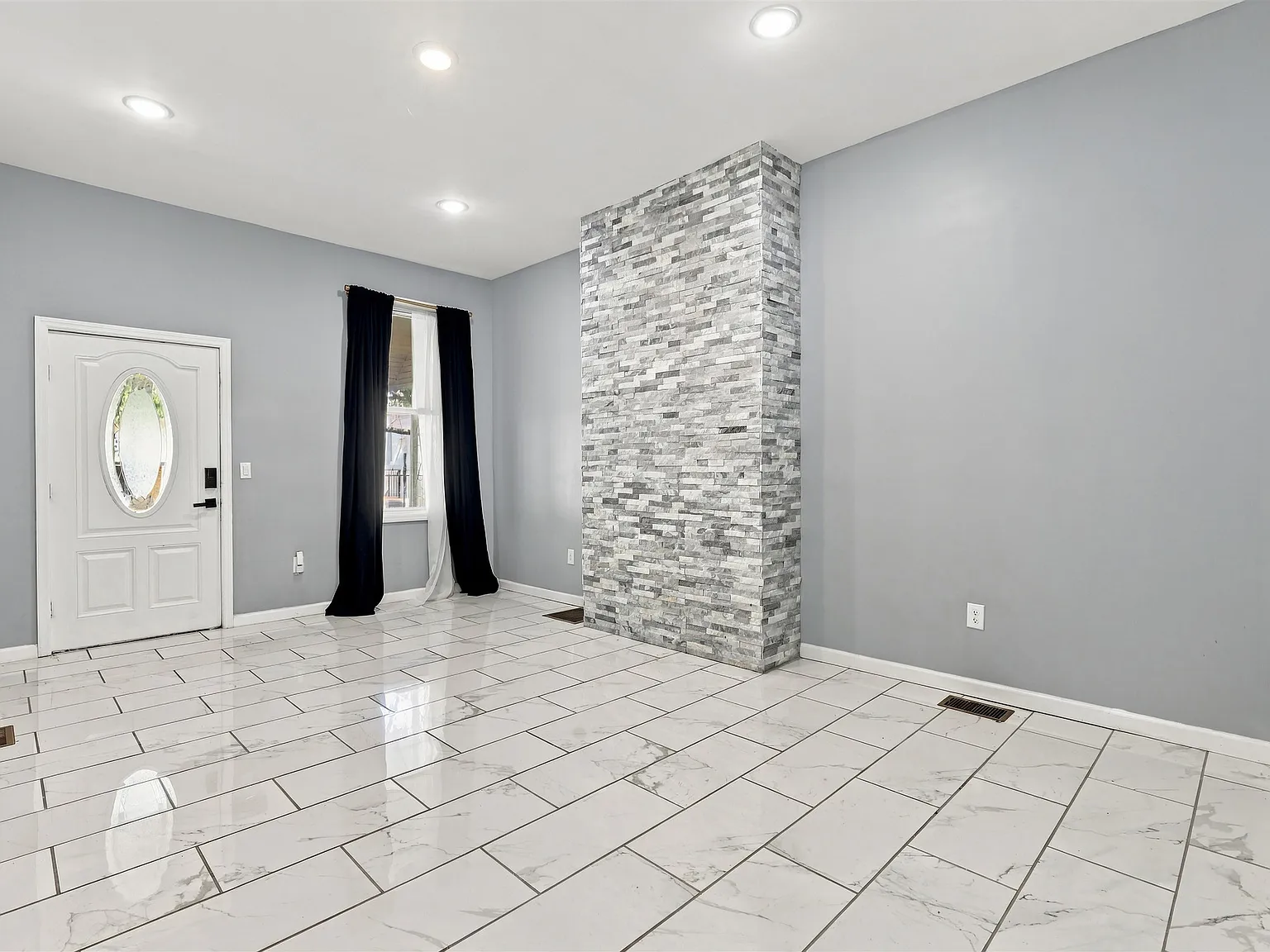 153 Danforth Ave — Photo 3