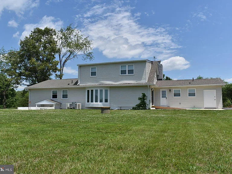 4055 Ringwood Rd — Photo 2