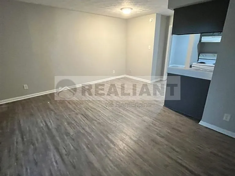 2021 Cambridge Dr #11 — Photo 2